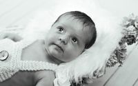 &quot;Neugeborenes Baby in einer Blattschale mit Blumenschmuck. Aufnahme in Kaufbeuren mit mobilem Fotostudio.&quot;