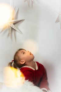 &quot;Ein s&uuml;&szlig;es M&auml;dchen vor einem Hintergrund aus Sternen. Weihnachtliches Fotoshooting mit mobilem Fotostudio in Kaufbeuren.&quot;
