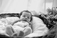 &quot;Neugeborenes in wei&szlig; auf einem Kissen, Zeitlos, schwarz wei&szlig; Aufnahme: Kaufbeuren Fotoshooting&quot;.