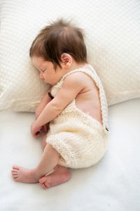 &quot;Neugeborenes in wei&szlig; auf einem Kissen, Zeitlos: Kaufbeuren Fotoshooting&quot;.