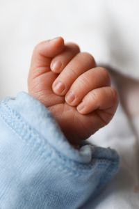 Neugeborenenhand, Winzige Finger, Neues Leben, Nahaufnahme, von Pongratz Photography kaufbeuren