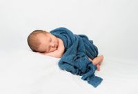 &quot;Schlafendes Baby, bedeckt mit einem blauen Tuch, vor wei&szlig;em Hintergrund von Pongratz Photography&quot;